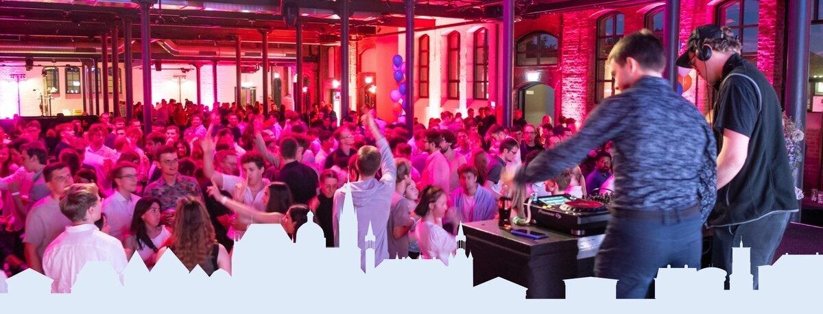 DJ und Feiernde