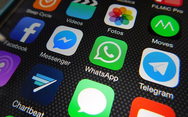 Auf fast jedem Smartphone läuft heute ein Messenger, meist die Datenschleuder WhatsApp. Für alle, denen Privatsphäre wichtig ist, beschreiben wir Alternativen