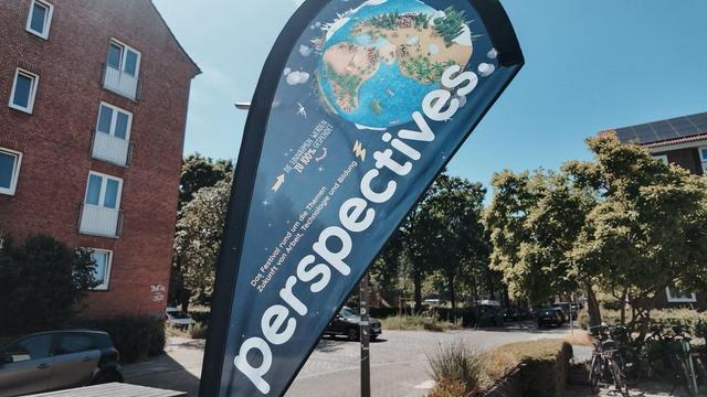 Das Perspectives Festival unseres Mitglieds, der oose eG, fand mitten in der sommerlichen Hitzewelle statt, am ersten von drei aufeinander folgenden Tagen mit absoluten Hitzerekorden.
Glücklicherweise fand das Festival in Hamburg und nicht in Saarbrücken statt, wo der Deutsche Wetterdienst mit 41,3 Grad die höchste Temperatur registrierte, die bis dahin in Deutschland gemessen wurde.