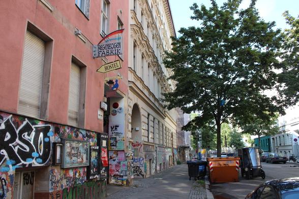 Fahrradwerkstatt, Veranstaltungsraum, Kita und Hostel – die Regenbogenfabrik in Berlin gibt es schon seit 45 Jahren. Jetzt braucht sie Unterstützung.