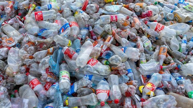 Plastikmüll ist ein globales Problem. Meist lässt sich die Herkunft der Stoffe nicht mehr nachvollziehen. Doch wenn, dann sind es oft Produkte von Coca-Cola.